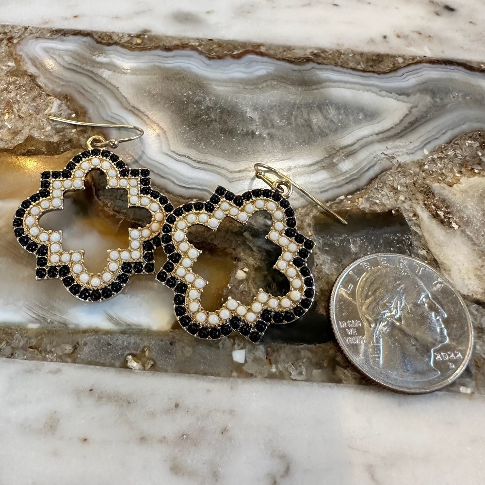 3017 Chic Black and Gold Quatrefoil Earrings - Picture 3 of 6